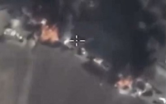 Российские авиабомбы взорвали колонну бензовозов ИГИЛ: кадры с воздуха