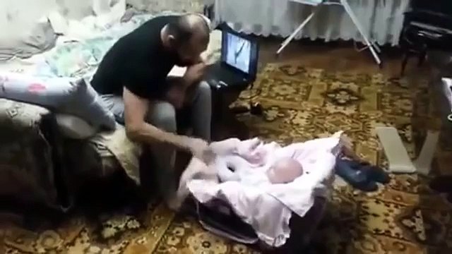قطة تحمي طفلة من والدها
