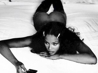 Exclu Vidéo : Naomi Campbell : A 45 ans, elle fait de la concurrence à Kendall, Cara, Gigi …