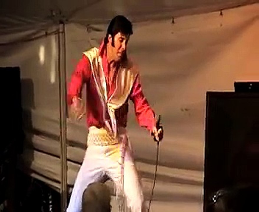 Jay Allan sings 'Suspicious Minds' at Elvis Week 2004 (video