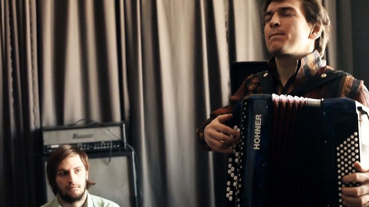 vMetro - клип на песню «Je suis en vie» (2011)