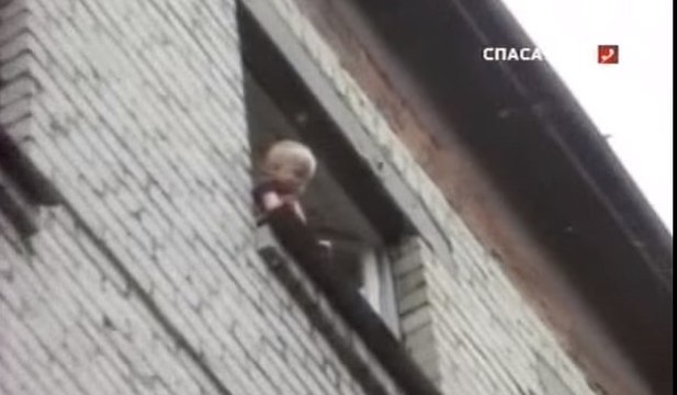 КУДА СМОТРЯТ РОДИТЕЛИ ??? МАЛЕНЬКИЙ МАЛЬЧИК НА ПОДОКОННИКЕ, 5 ЭТАЖ !!!!