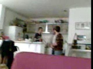 laurent boit l'eau du chat