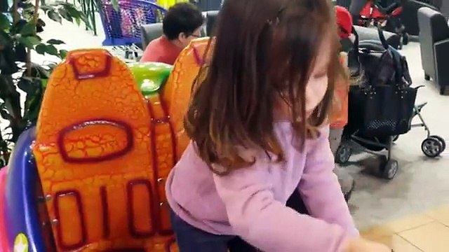 Aire de Jeux pour enfants intérieure des enfants sur le terrain de jeu des jumeaux sur le terrain de jeu