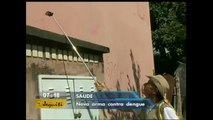 Agente de saúde usa ’pau de selfie’ para combater a dengue em Brasília