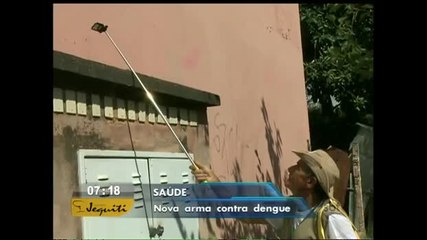 Agente de saúde usa pau de selfie para combater a dengue em Brasília