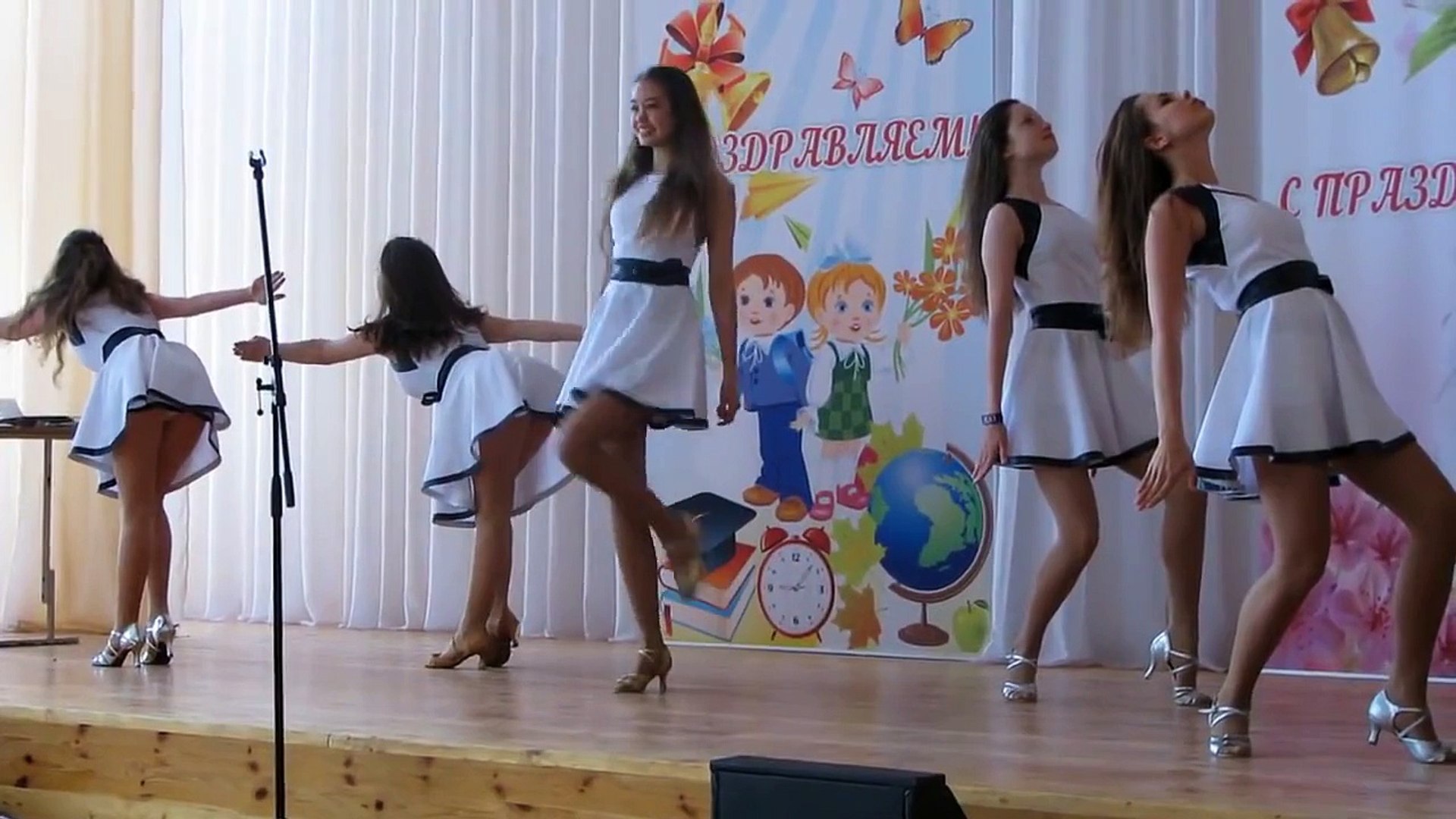 Девочки танцуют в школе