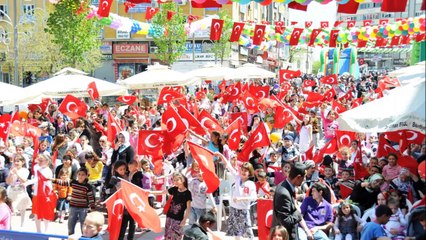 23 Nisan Şarkısı,Pırıl pırıl mavi gök Aydın yüzlü çocuklar