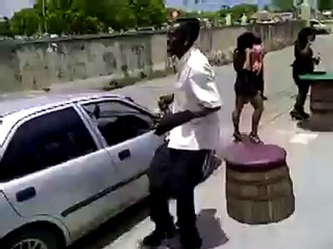 Как правильно залазить в машину))))