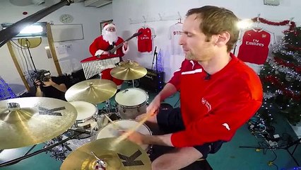 Petr Cech brilha na bateria no vídeo de natal do Arsenal