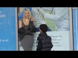 Sigarasını Yakmak İçin Yardım İsteyen Çocuğa İnsanların Tepkileri