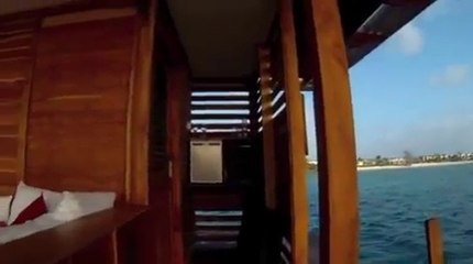 su altında yatak odası olan ahşap ev
