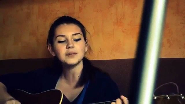 Девушка красиво поет под гитару