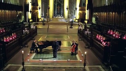 Lui è un tenore famosissimo: la sua versione di Silent Night vi lascerà incantati!