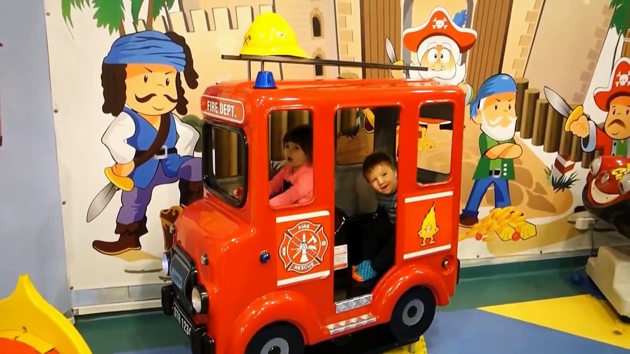 VOITURE ENFANTS EST AMUSANT DANS la cour de jeu damusement en famille film drôle pour les enfants