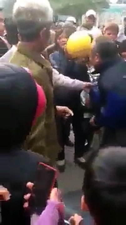 Đôi vợ chồng già móc túi bị đánh ở chợ Phú Thọ