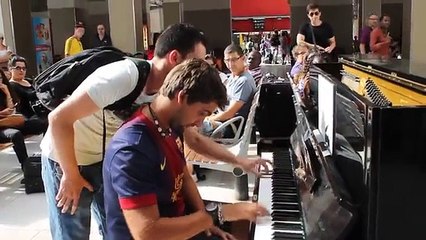 Suona il pianoforte in una stazione di Parigi, guardate chi lo raggiunge!