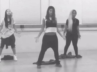 Exclu Vidéo : Nicole Scherzinger : En pleine répète de danse, elle fait léviter sa veste !