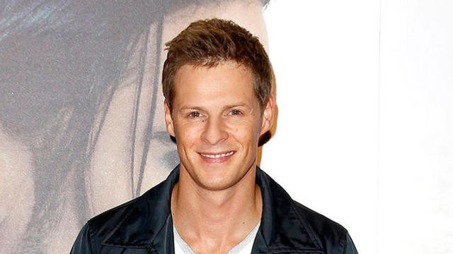 Quand tout le monde tacle Matthieu Delormeau - ZAPPING PEOPLE BEST-OF DU 28/12/2015