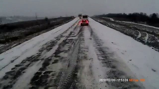 21_01_2014 - Amazing Car Crash on Icy Road! - Удивительные автокатастрофе на ледяной дороге!