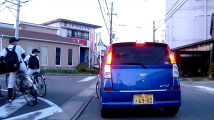 【修羅場】クラクション連打で自転車の俺を煽りまくる車に『何で鳴らしてんだよ、ケンカ売ってんのか!?』おっちゃん「ち、違うんです!」そこに現れたのは・・・!?〈スカッとスッキリチャン