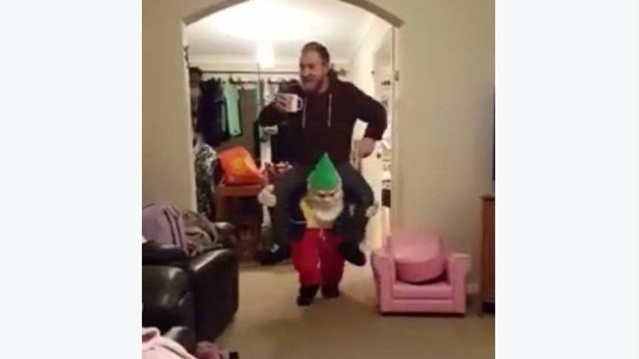Boire un café sur les épaules d'un lutin