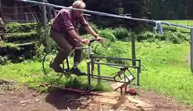 Un vélo scie pour couper du bois