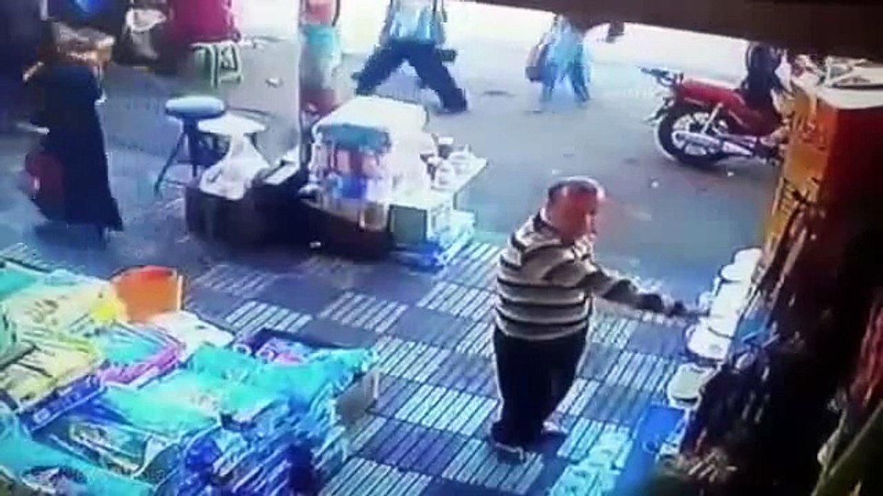 Il n'aurait jamais dû pincer les fesses de cette femme