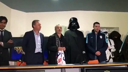 Le Président fait signer Dark Vador !