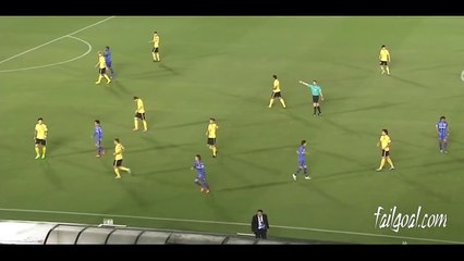 Il envoie le ballon dans la tête de son manager !