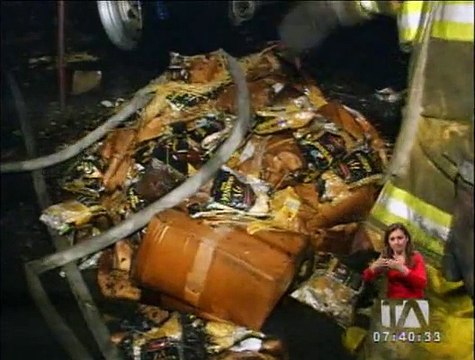 Incendio destruyó tres camiones en el interior de un garage en Guayaquil