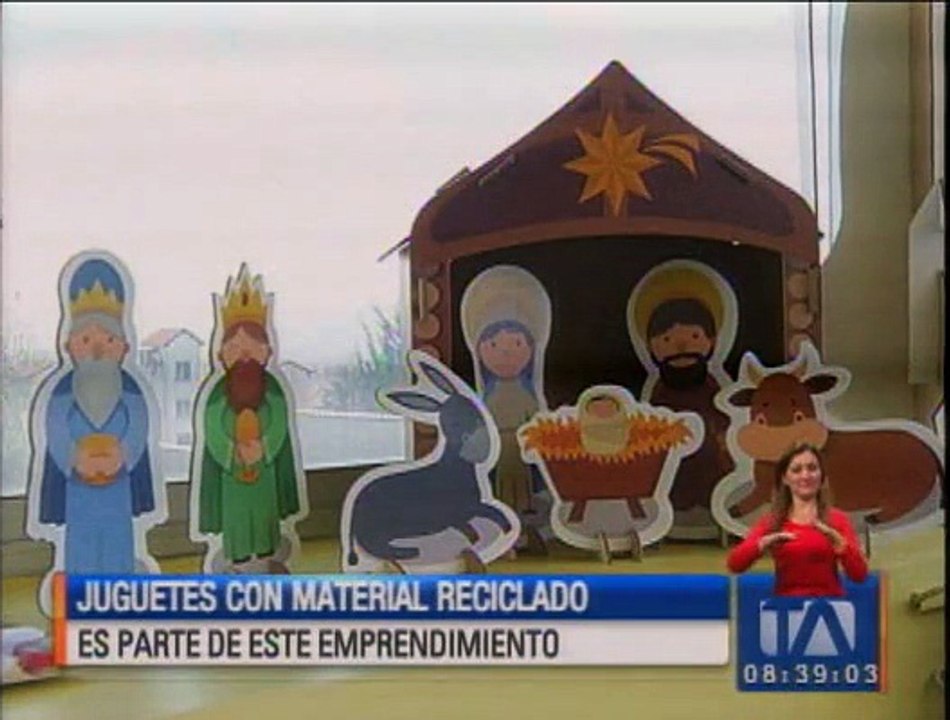Juguetes y artículos navideños elaborados con materiales reciclados