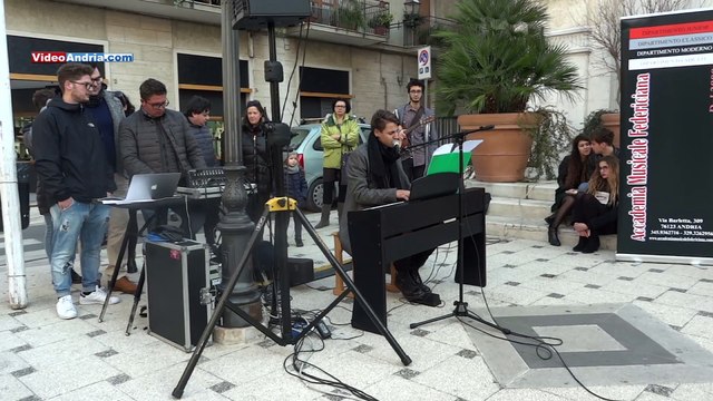 Vigilia di Natale ad Andria: emozionante performance canora in via Regina Margherita