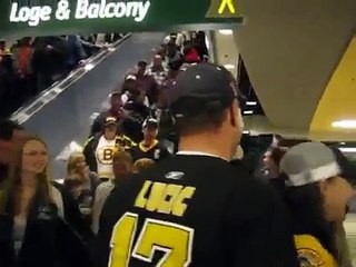 エスカレーターを逆走する女性