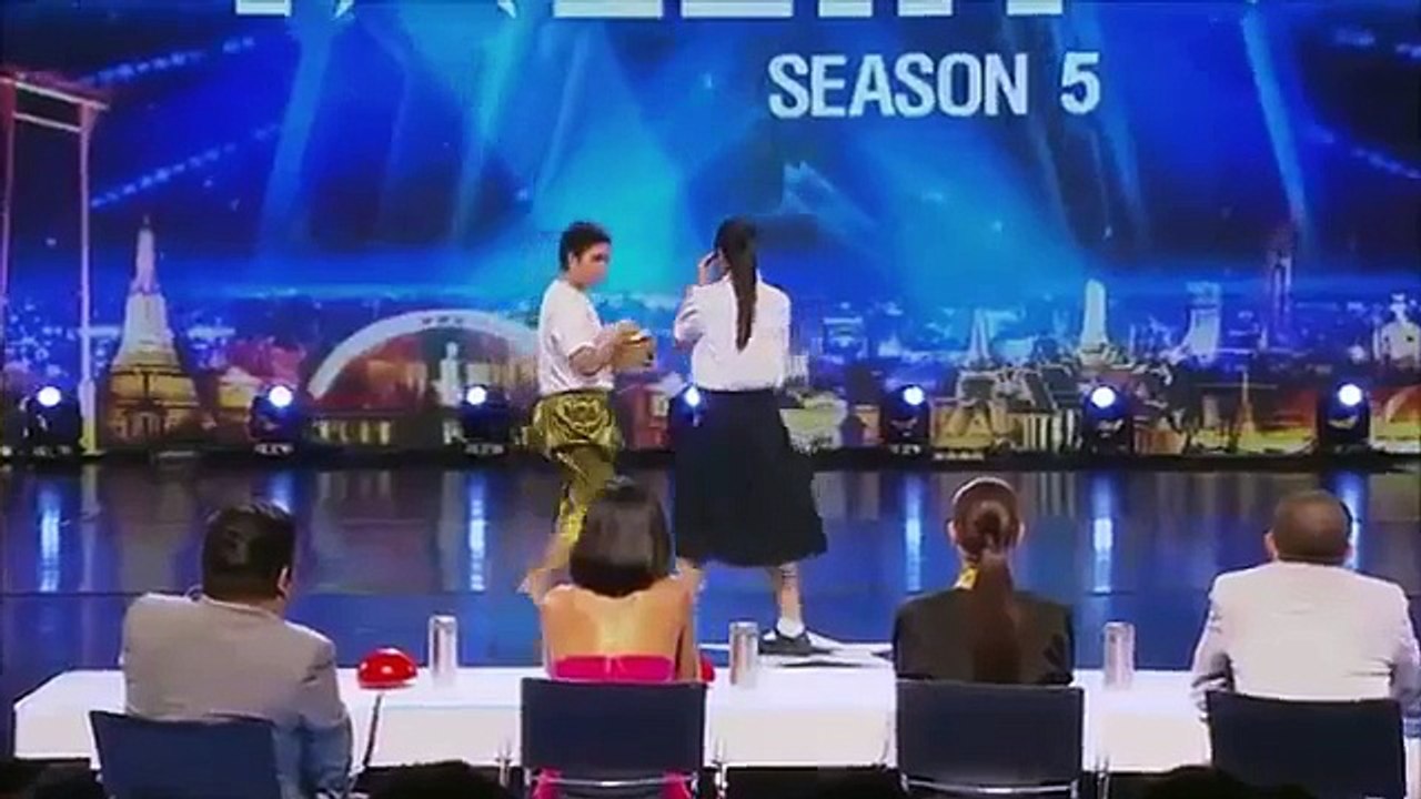 فتاة تحصل على الباز الذهبي بعد ان قدمت صوتا رائعا _ برنامج المواهب التايلاندي