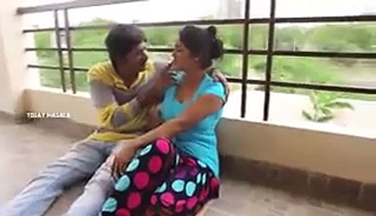 فارم ہاؤس میں نوجوان جوڑا