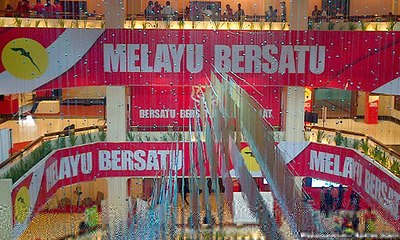 'Umno, dari demokrasi kepada kuku besi'