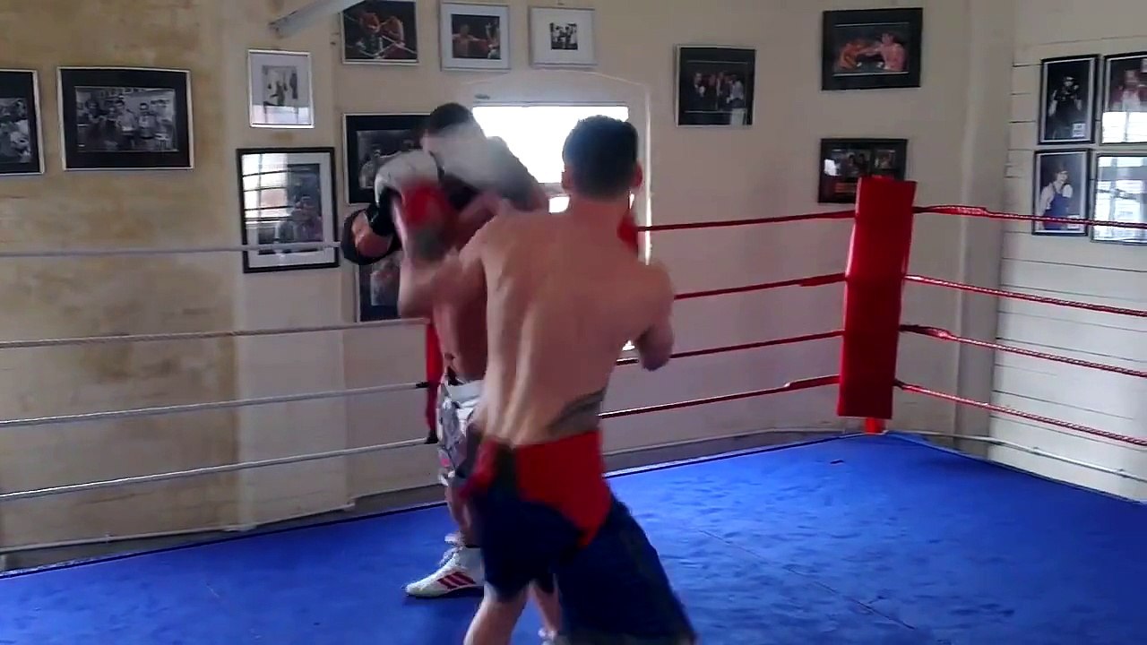 Sparring entre un boxeur poids plume de 63kg et un homme fort de 170kilo