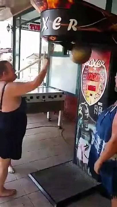 Une femme met un coup de poing sur une machine