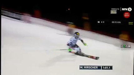 Un drone chute à côté du skieur Marcel Hirscher