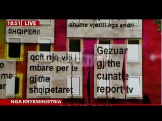 Report TV - Fasada e kryeministrisë 'vishet' me  urimet e qytetarëve për festat