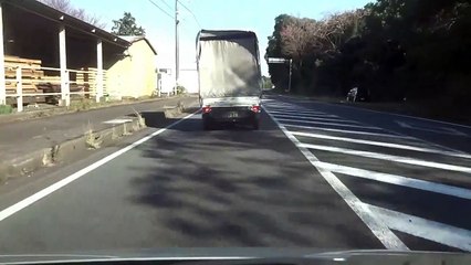 ドラレコ映像　DQN　無理に追い越して行ったあげくにハーレーにぶつかる