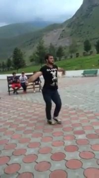 Парень зажигает)))))) такого я еще не видела. Красавчик