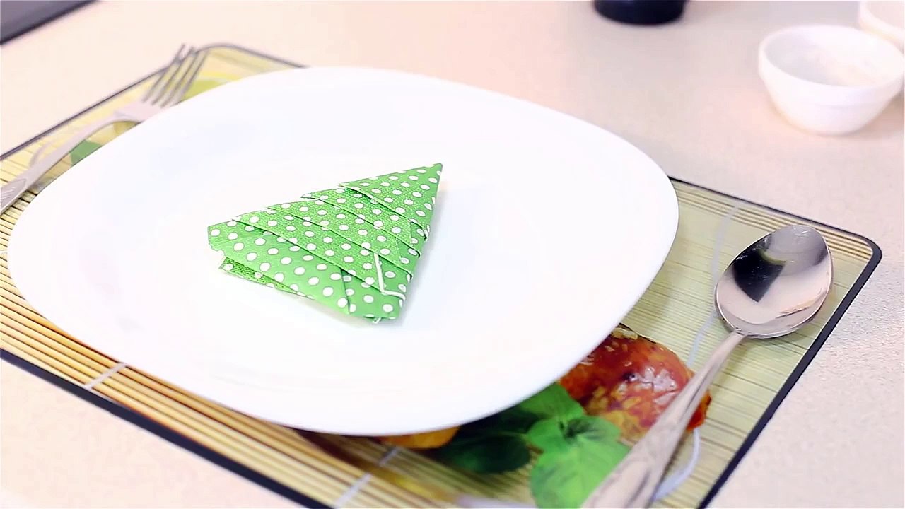 Как красиво сложить салфетку в виде елочки для сервировки Новогоднего стола