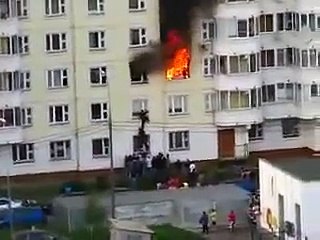 Простой прохожий спасает ребенка из горящей квартиры