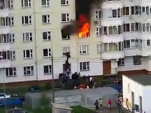 Простой прохожий спасает ребенка из горящей квартиры