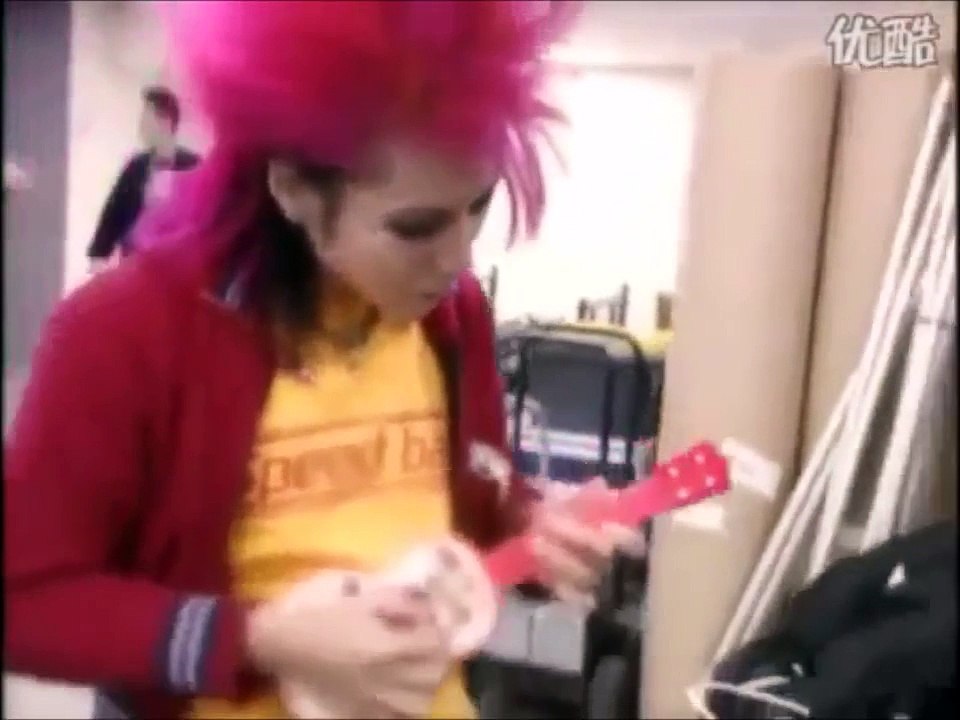 hide（X JAPAN）がウクレレを弾いてみた