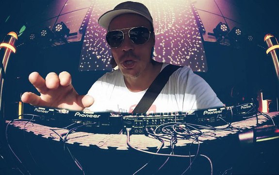 Симонов играет на гитаре