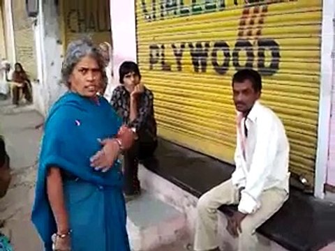 Maa Ny Apny Hi Baity K Sath Sab K Samny Kya Kiya Video Dekhein