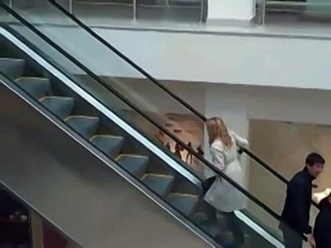 Блондинка и эскалатор. Кто кого......